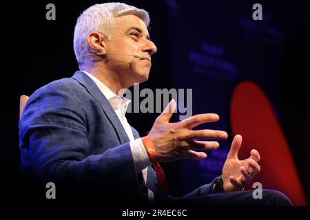 Hay Festival, Hay on Wye, pays de Galles, Royaume-Uni – Samedi 27th mai 2023 – Sadiq Khan le maire de Londres parle sur scène de son livre Breathe - Aaborder l'urgence climatique. Le Hay Festival se déroule jusqu'au dimanche 4th juin 2023. Photo Steven May / Alamy Live News Banque D'Images