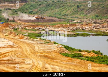 Chulkovo, province de Moscou - 20 juillet 2021 : camion de carrière Volvo se déplace vers la décharge Banque D'Images