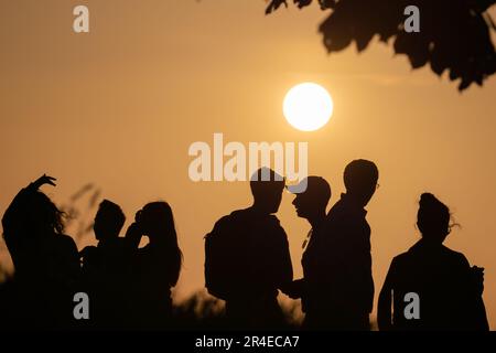 Londres, Royaume-Uni. 27th mai 2023. Météo au Royaume-Uni : coucher de soleil spectaculaire vu du sommet de Greenwich Park alors que la ville culmine vers 20C lors d'une mini-vague de chaleur le week-end. Credit: Guy Corbishley/Alamy Live News Banque D'Images