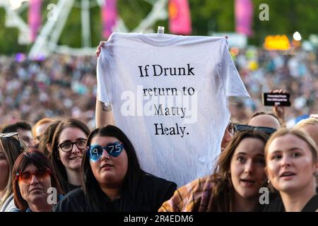 Les fans regardent le 1975 se jouer sur la scène principale pendant le Big Weekend de BBC radio 1 au parc Camperdown de Dundee. Date de la photo: Samedi 27 mai 2023. Banque D'Images