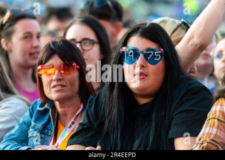 Les fans regardent le 1975 se jouer sur la scène principale pendant le Big Weekend de BBC radio 1 au parc Camperdown de Dundee. Date de la photo: Samedi 27 mai 2023. Banque D'Images