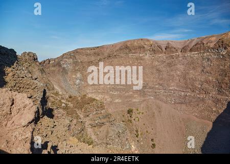 Cratère du volcan Vésuve près de Naples, dans une journée d'été, Italie Banque D'Images