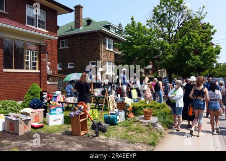 Ottawa, Canada - 27 mai 2023 : une foule énorme de gens parcourent des offres à la vente annuelle de garage du quartier de Glebe qui a lieu à plusieurs pâtés de maisons dans la région de Glebe, à Ottawa, en Ontario. Banque D'Images