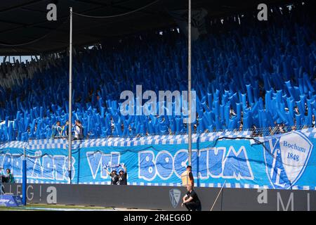 Fans de Bochum dans le bloc de fans, chorégraphie, choreo, football 1st Bundesliga, 34th match day, VFL Bochum (BO) - Bayer Leverkusen 3: 0, on 27 mai 2023 à Bochum/Allemagne. #La réglementation DFL interdit toute utilisation de photographies comme séquences d'images et/ou quasi-vidéo # Banque D'Images