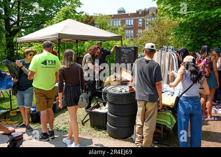 Ottawa, Canada - 27 mai 2023 : une foule énorme de gens parcourent des offres à la vente annuelle de garage du quartier de Glebe qui a lieu à plusieurs pâtés de maisons dans la région de Glebe, à Ottawa, en Ontario. Banque D'Images