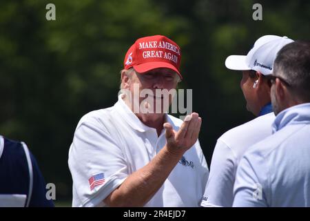 Sterling, États-Unis. 27th mai 2023. L'ancien président des États-Unis, Donald J. Trump, visite l'aire d'échauffement et parle avec les fans. L'ancien président des États-Unis, Donald J. Trump, visite l'aire d'échauffement, rencontre les fans et regarde le LIV Golf Washington DC 2023 Round 2 au Trump National Golf Club Washington DC à Sterling, Virginie, États-Unis. Crédit : SOPA Images Limited/Alamy Live News Banque D'Images