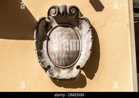 L’auberge Golden Cross de Salzbourg est attestée dès 1374 : « der pirprewin hofstat zegnagst an der nydern rewt » (la propriété du brasseur à côté de la clairière inférieure). Plus tard, au numéro 3 de la Dreifaltigkeitsgasse se trouvait l’hôtel Münchnerhof, avec 100 chambres, un escalier lambrissé de bois sombre, un toit vitré et un grand lustre en cristal. Banque D'Images