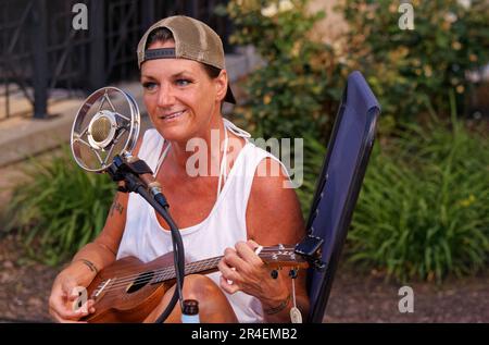 Karenssa Hellen Roysdon se produit pendant une soirée à ciel ouvert au Lure Seafood & grille mardi, 23 mai 2023 à Owensboro, comté de Daviess, Kentucky, ÉTATS-UNIS. Roysdon est un passionné de bluegrass et un musicien en herbe de Tell City, IN. (Photo APEX MediaWire par Billy Suratt) Banque D'Images