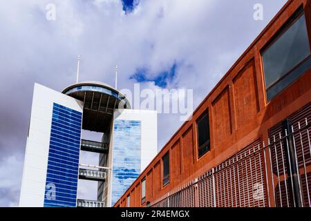 Les tours du V centenaire et du quai de chargement des minéraux Melilla. Puerto Deportivo Noray. Melilla, Ciudad Autónoma de Melilla, Espagne, África, UE Banque D'Images