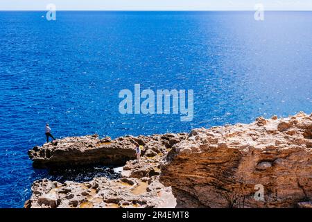 Pêche de pêcheur depuis une falaise. Melilla, Ciudad Autónoma de Melilla, Espagne, África, UE. Banque D'Images