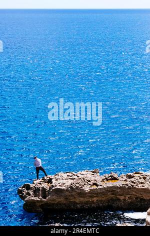 Pêche de pêcheur depuis une falaise. Melilla, Ciudad Autónoma de Melilla, Espagne, África, UE. Banque D'Images