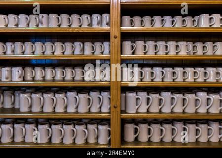 Mugs en pierre sur le plateau, Augustiner brew dans le monastère de Mülln. La bière, brassée selon une recette secrète, provient de fûts en bois et est servie dans des mugs en pierre. Salzbourg, Autriche Banque D'Images