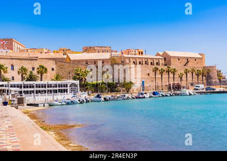 Frente de la Marina, est l'un des quatre fronts qui entourent la première enceinte fortifiée de la citadelle espagnole Melilla la Vieja, à Melilla. Melill Banque D'Images