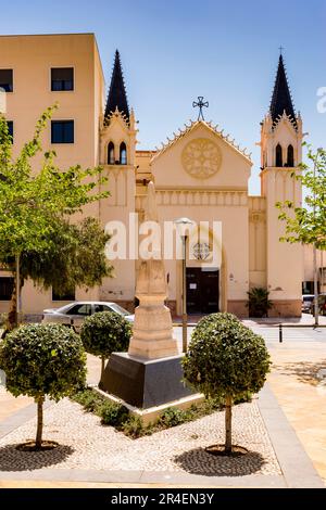 Au premier plan, le monolithe en l'honneur de Yamin A. Benarroch et de la Chapelle militaire de l'Immaculée conception est un temple néo-gothique catholique situé dans Banque D'Images