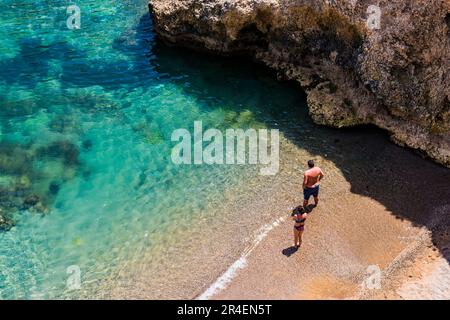 Plage des Galapagos sous la falaise. Melilla, Ciudad Autónoma de Melilla, Espagne, África, UE Banque D'Images