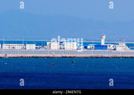 Le port de Nador est un port commercial sur la Méditerranée qui dessert la région de Rif au nord du Maroc. Le port est officiellement à Beni Ensar et Share Banque D'Images