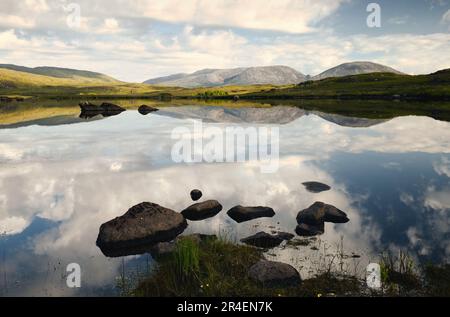 Magnifique paysage avec ciel et montagnes reflétées dans le lac du parc national du Connemara dans le comté de Galway, Irlande Banque D'Images