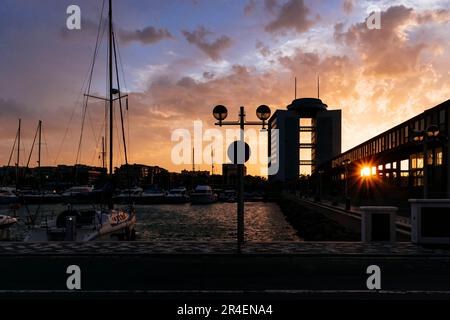 Les tours du centenaire V et du bassin de chargement des minéraux Melilla se chargent au coucher du soleil. Puerto Deportivo Noray. Melilla, Ciudad Autónoma de Melilla, Espagne, África, Banque D'Images