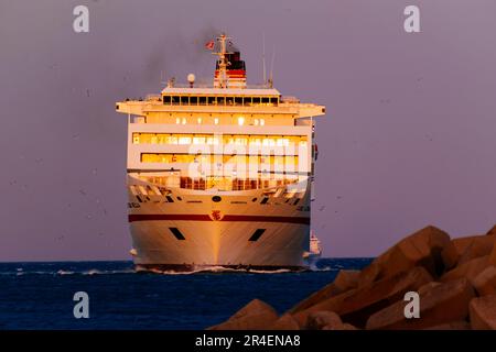 Ferry 'Ciudad Autónoma de Melilla' de la compagnie Trasmediterranea entrant dans le port au coucher du soleil. Melilla, Ciudad Autónoma de Melilla, Espagne, África, UE Banque D'Images