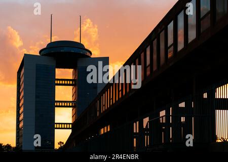 Les tours du centenaire V et du bassin de chargement des minéraux Melilla se chargent au coucher du soleil. Puerto Deportivo Noray. Melilla, Ciudad Autónoma de Melilla, Espagne, África, Banque D'Images