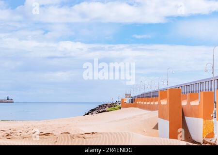 Clôture qui sépare la ville de Melilla du port marocain de Nador. La clôture frontalière de Melilla fait partie de la frontière Maroc–Espagne dans la ville Banque D'Images