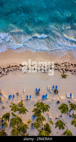 Vue aérienne de la plage de Bavaro avec vagues et palmiers, Punta Cana, République Dominicaine Banque D'Images