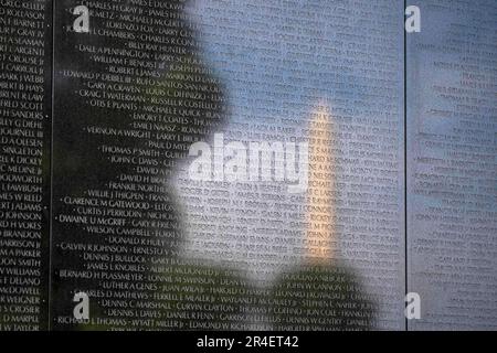 Washington, États-Unis. 27th mai 2023. Le monument de Washington se reflète dans le mémorial des anciens combattants du Vietnam pendant le week-end du jour du souvenir à Washington, DC, le samedi, 27 mai 2023. Photo de Bonnie Cash/UPI Credit: UPI/Alay Live News Banque D'Images