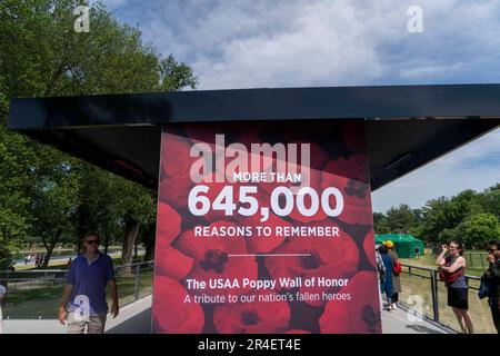 Washington, États-Unis. 27th mai 2023. Les gens visitent le mur d'honneur du coquelicot, un mémorial itinérant qui rend hommage aux 645 000 membres des forces armées américaines qui sont morts pendant leur service depuis la première Guerre mondiale, pendant le week-end du jour du souvenir à Washington, DC, samedi, 27 mai 2023. Le mur de cette année comporte un panel spécial commémorant le 50th anniversaire du départ des États-Unis du Vietnam. Photo de Bonnie Cash/UPI Credit: UPI/Alay Live News Banque D'Images