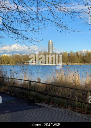 Nuremberg, Allemagne - 26 mars 2023; la Tour d'affaires de Nuremberg vue du lac Wöhrder. Banque D'Images