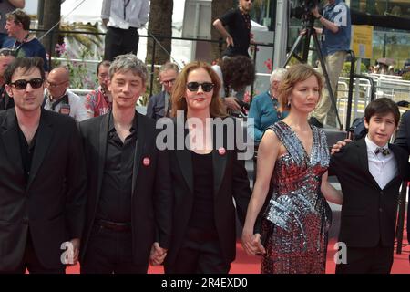 Cannes, Frankreich. 21st mai 2023. CANNES, FRANCE - 21 MAI : Jehnny Beth, Samuel Theis, Milo Machado Graner, Sandra Hüller, Directrice Justine Triet, Swann Arlaud, Arthur Harari assistez au tapis rouge « Anomie d'une chute » lors du festival annuel de Cannes 76th au Palais des Festivals sur 21 mai 2023 à Cannes, France Credit: dpa/Alamy Live News Banque D'Images