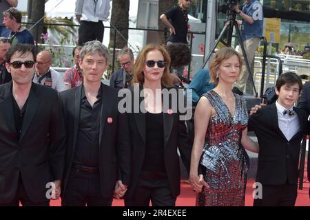 Cannes, Frankreich. 21st mai 2023. CANNES, FRANCE - 21 MAI : Jehnny Beth, Samuel Theis, Milo Machado Graner, Sandra Hüller, Directrice Justine Triet, Swann Arlaud, Arthur Harari assistez au tapis rouge « Anomie d'une chute » lors du festival annuel de Cannes 76th au Palais des Festivals sur 21 mai 2023 à Cannes, France Credit: dpa/Alamy Live News Banque D'Images