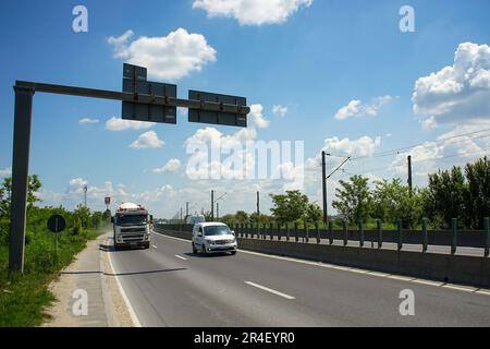 Tunari, Roumanie - Mai 24, 2023: Poids lourds sur le périphérique de Bucarest (DMCB) cette image est à usage éditorial seulement. Banque D'Images