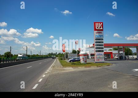 Tunari, Roumanie - Mai 24, 2023 : une station de gaz Lukoil est vue sur le périphérique de Bucarest (DMCB). Cette image est destinée à un usage éditorial uniquement. Banque D'Images