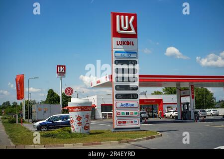 Tunari, Roumanie - Mai 24, 2023 : une station de gaz Lukoil est vue sur le périphérique de Bucarest (DMCB). Cette image est destinée à un usage éditorial uniquement. Banque D'Images