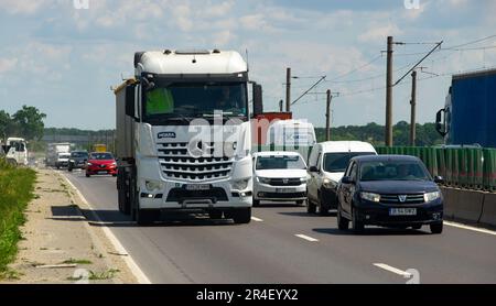 Tunari, Roumanie - Mai 24, 2023: Poids lourds sur le périphérique de Bucarest (DMCB) cette image est à usage éditorial seulement. Banque D'Images