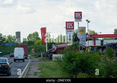 Tunari, Roumanie - Mai 24, 2023 : une station de gaz Lukoil est vue sur le périphérique de Bucarest (DMCB). Cette image est destinée à un usage éditorial uniquement. Banque D'Images