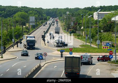 Tunari, Roumanie - Mai 24, 2023: Poids lourds sur le périphérique de Bucarest (DMCB) cette image est à usage éditorial seulement. Banque D'Images