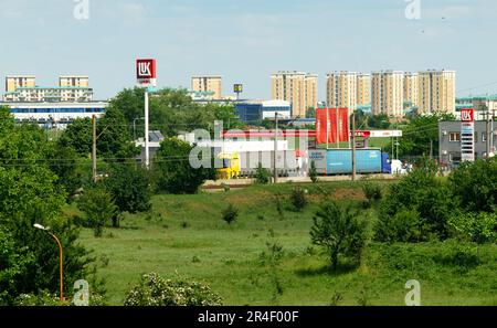 Tunari, Roumanie - Mai 24, 2023 : une station de gaz Lukoil est vue sur le périphérique de Bucarest (DMCB). Cette image est destinée à un usage éditorial uniquement. Banque D'Images