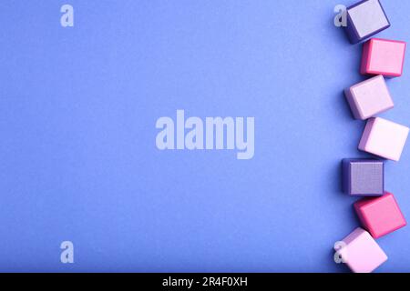 Cubes colorés avec mot-CLÉ sur fond bleu, plat. Espace pour le texte Banque D'Images