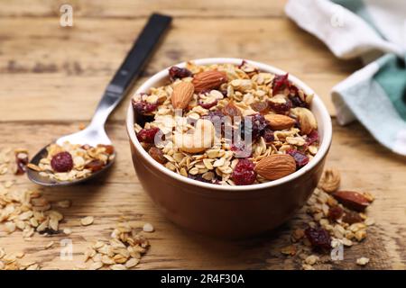 Savoureux granola servi avec des noix et des fruits secs sur une table en bois Banque D'Images