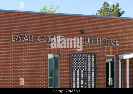 Moscou, ID, Etats-Unis - 23 mai 2023; panneau textuel pour le palais de justice du comté de Latah à Moscou, Idaho, sur un mur de briques Banque D'Images