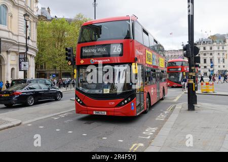 Londres, Royaume-Uni - 09 mai 2023 ; bus à impériale rouge de Londres Stagecoach sur la rue du centre-ville Banque D'Images