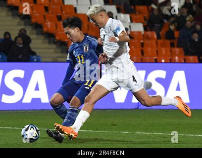 (230528) -- MENDOZA, 28 mai 2023 (Xinhua) -- l'ISA Sakamoto (L) du Japon vit avec Stav Lemkin d'Israël lors du match de la coupe du monde FIFA U20 du groupe C entre le Japon et Israël à Mendoza, en Argentine, au 27 mai 2023. (TELAM/document via Xinhua) Banque D'Images