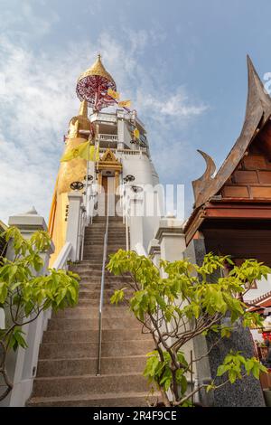 Statue de Bouddha debout géant connue sous le nom de Luang Pho to (Phra si Ariyamettrai) à Wat Intharawihan (Wat Intharavihan) - temple bouddhiste, Bangkok, Thaïlande Banque D'Images