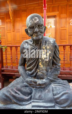 Statues at Wat Intharawihan (Wat Intharavihan) - temple bouddhiste thaïlandais à Bangkok, Thaïlande Banque D'Images