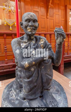 Statues at Wat Intharawihan (Wat Intharavihan) - temple bouddhiste thaïlandais à Bangkok, Thaïlande Banque D'Images