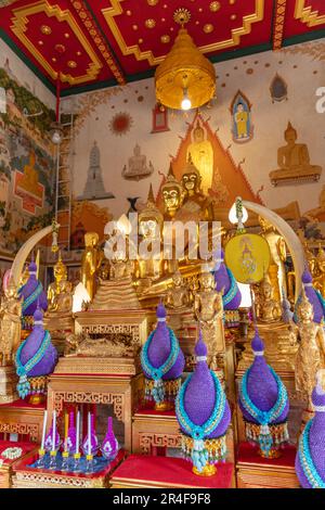 Statues de Bouddha dans l'ubosoot (salle d'ordination) de Wat Intharawihan (Wat Intharavihan) - Temple bouddhiste thaïlandais à Bangkok, Thaïlande Banque D'Images