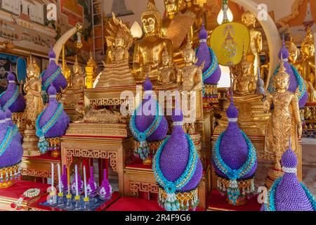 Statues de Bouddha dans l'ubosoot (salle d'ordination) de Wat Intharawihan (Wat Intharavihan) - Temple bouddhiste thaïlandais à Bangkok, Thaïlande Banque D'Images