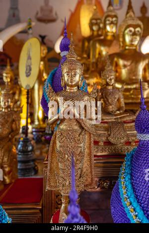 Statues de Bouddha dans l'ubosoot (salle d'ordination) de Wat Intharawihan (Wat Intharavihan) - Temple bouddhiste thaïlandais à Bangkok, Thaïlande Banque D'Images