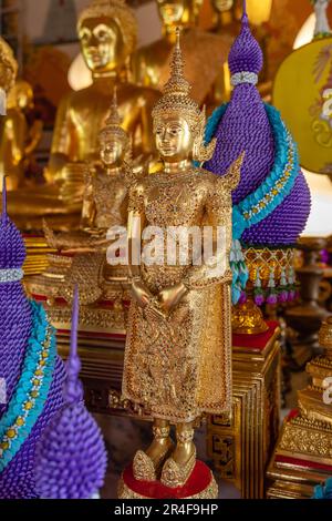 Statues de Bouddha dans l'ubosoot (salle d'ordination) de Wat Intharawihan (Wat Intharavihan) - Temple bouddhiste thaïlandais à Bangkok, Thaïlande Banque D'Images